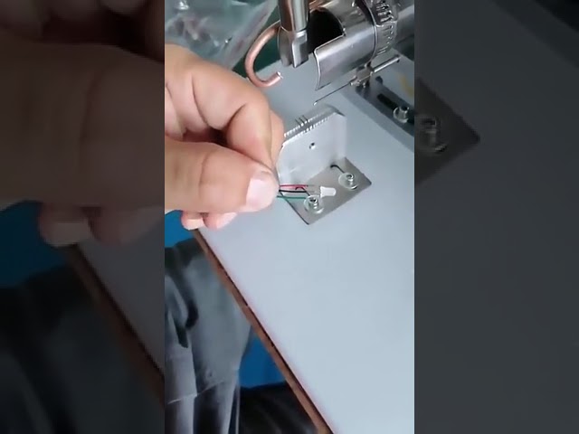 Semi-automatische USB-datakabel productieapparatuur – Kleine soldeermachine voor USB A, Micro & Lightning