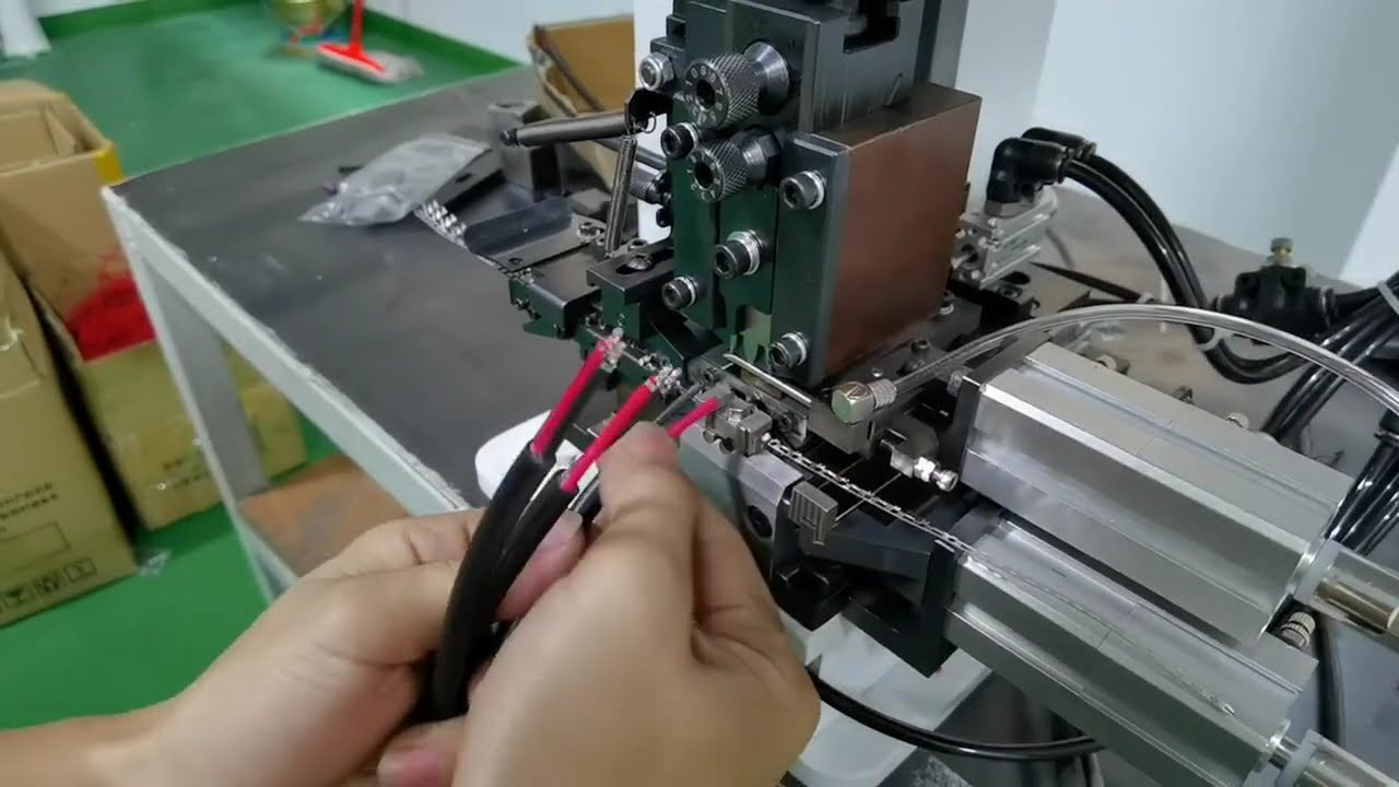 Dubbele draad continue strip- en klemmenmachine: verwerk twee draden in één keer