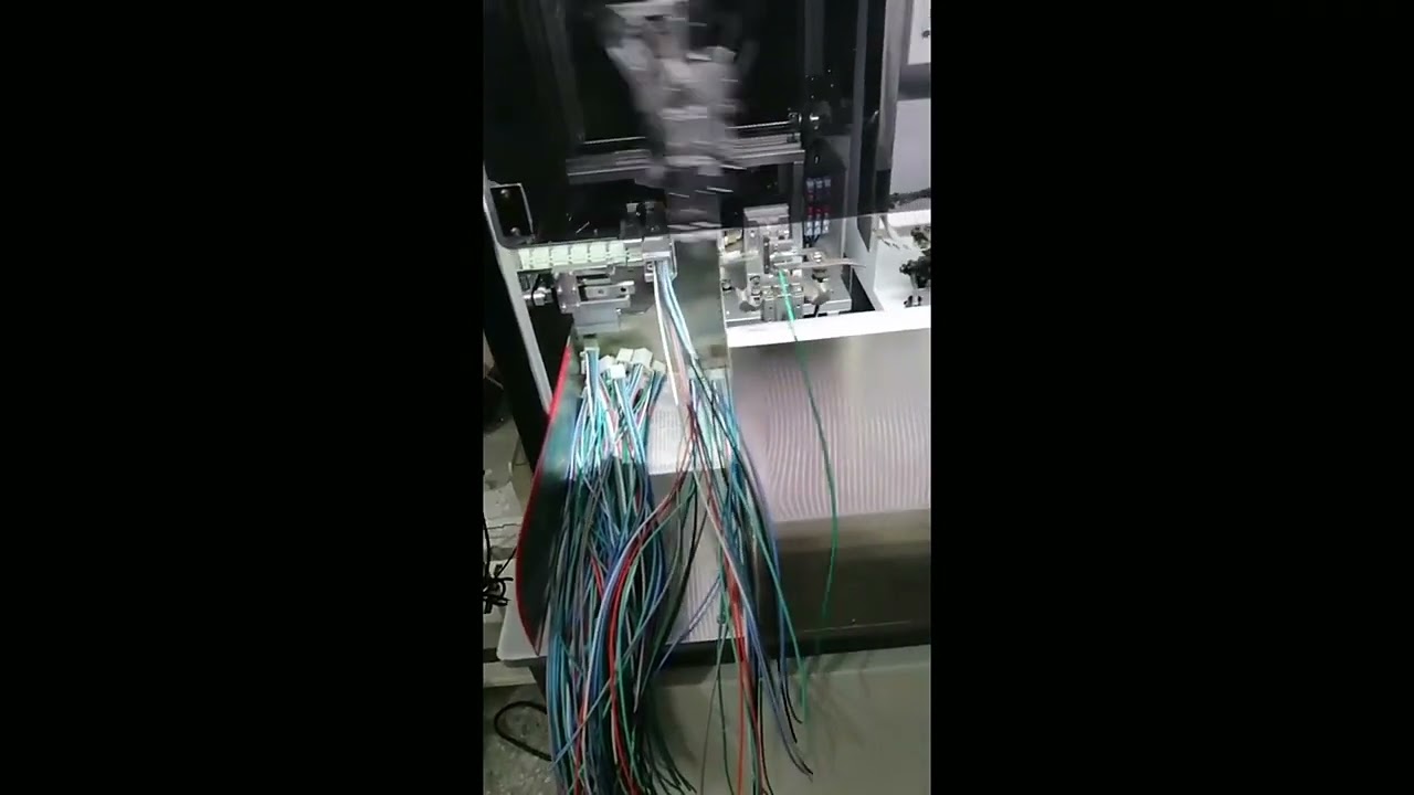 Automatische strip-, twist-, vertin- en krimpmachine voor draadconnectoren en terminalbehuizingen