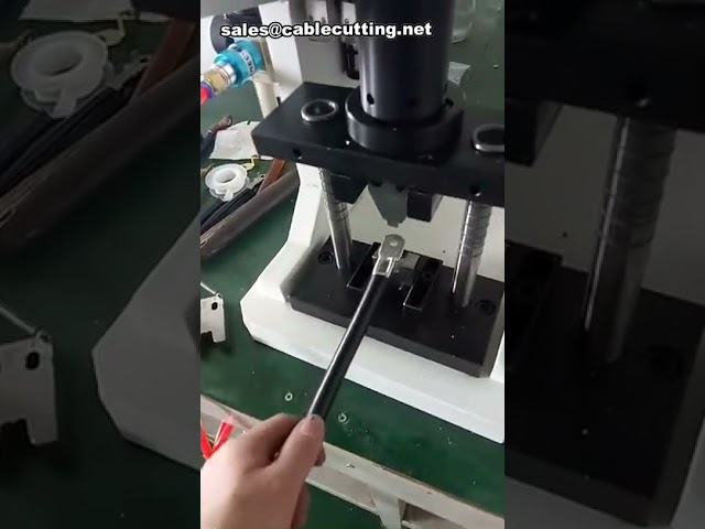 Pneumatische krimpmachine | Koperen terminalpersmachine in actie