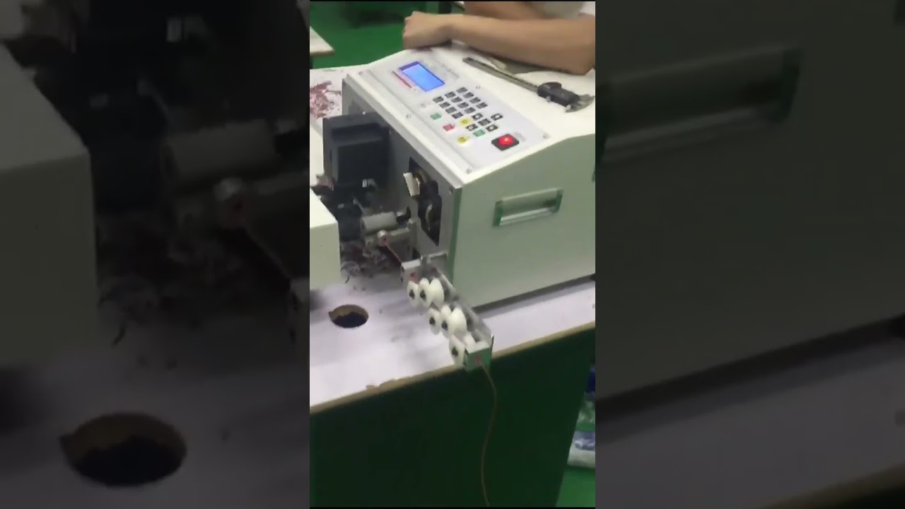Automatische kabelverwerkingsmachine: Knippen, strippen en twisten van computerkabels