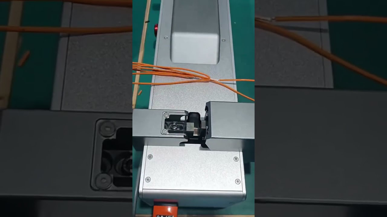 Echte opname van ultrasone lasmachine in actie | Fabrieksapparatuur voor draadstrippen #fabriek #machine #draadstripmachine