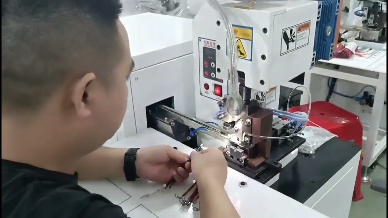 90° Gebogen Terminal Machine met Trilplaat - Automatische Aanvoer van Losse Terminals