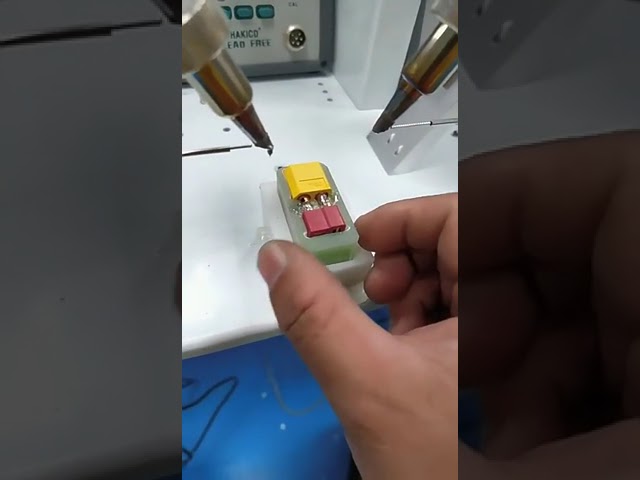 Semi-automatische soldeermachine met dubbelkop – 10+ jaar ervaring in USB-datakabelproductie