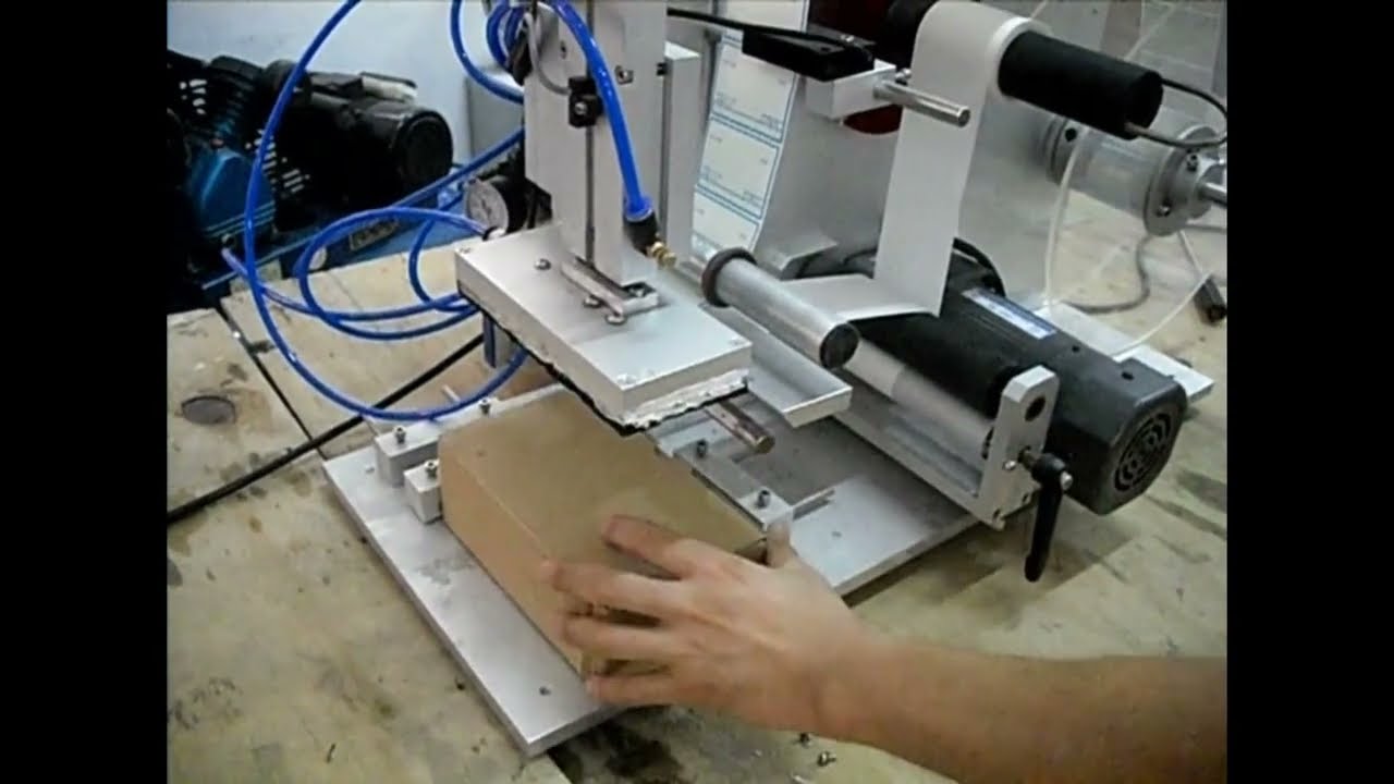 Automatische tafeleetiketteermachine voor platte flessen – Snelle & nauwkeurige labeling