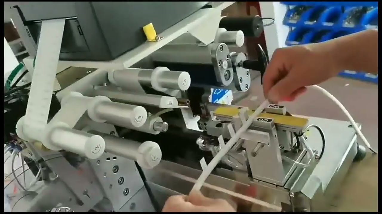 Hoogprecieze draad- en kabellabelvouwmachine met automatische correctie