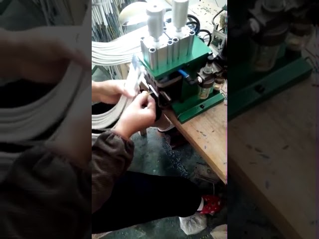 Verticale pneumatische draadstripmachine – efficiënt en industrieel