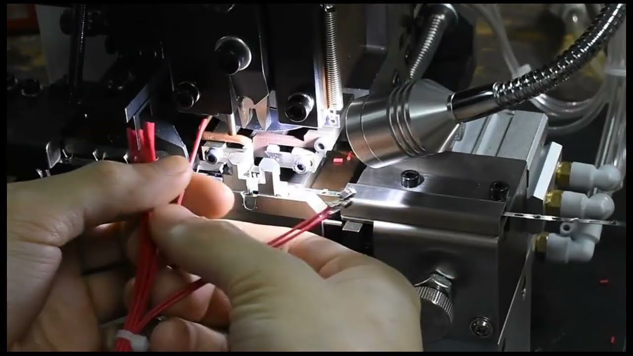 Automatische multi-core draadstripper & terminalkrimpmachine — efficiënte kabelverwerking